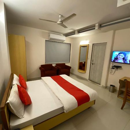 Hotel Riverfront أحمد أباد المظهر الخارجي الصورة