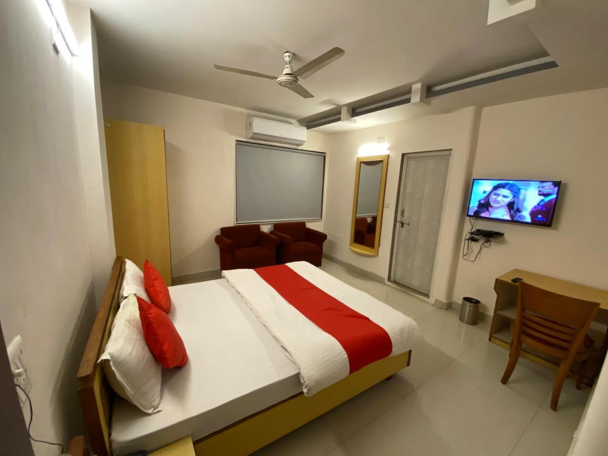 Hotel Riverfront أحمد أباد المظهر الخارجي الصورة