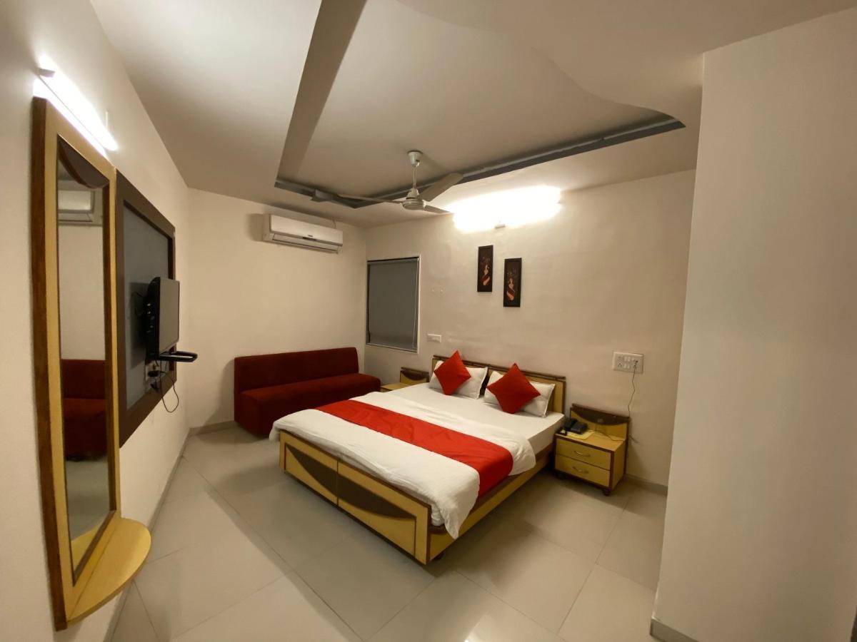 Hotel Riverfront أحمد أباد المظهر الخارجي الصورة
