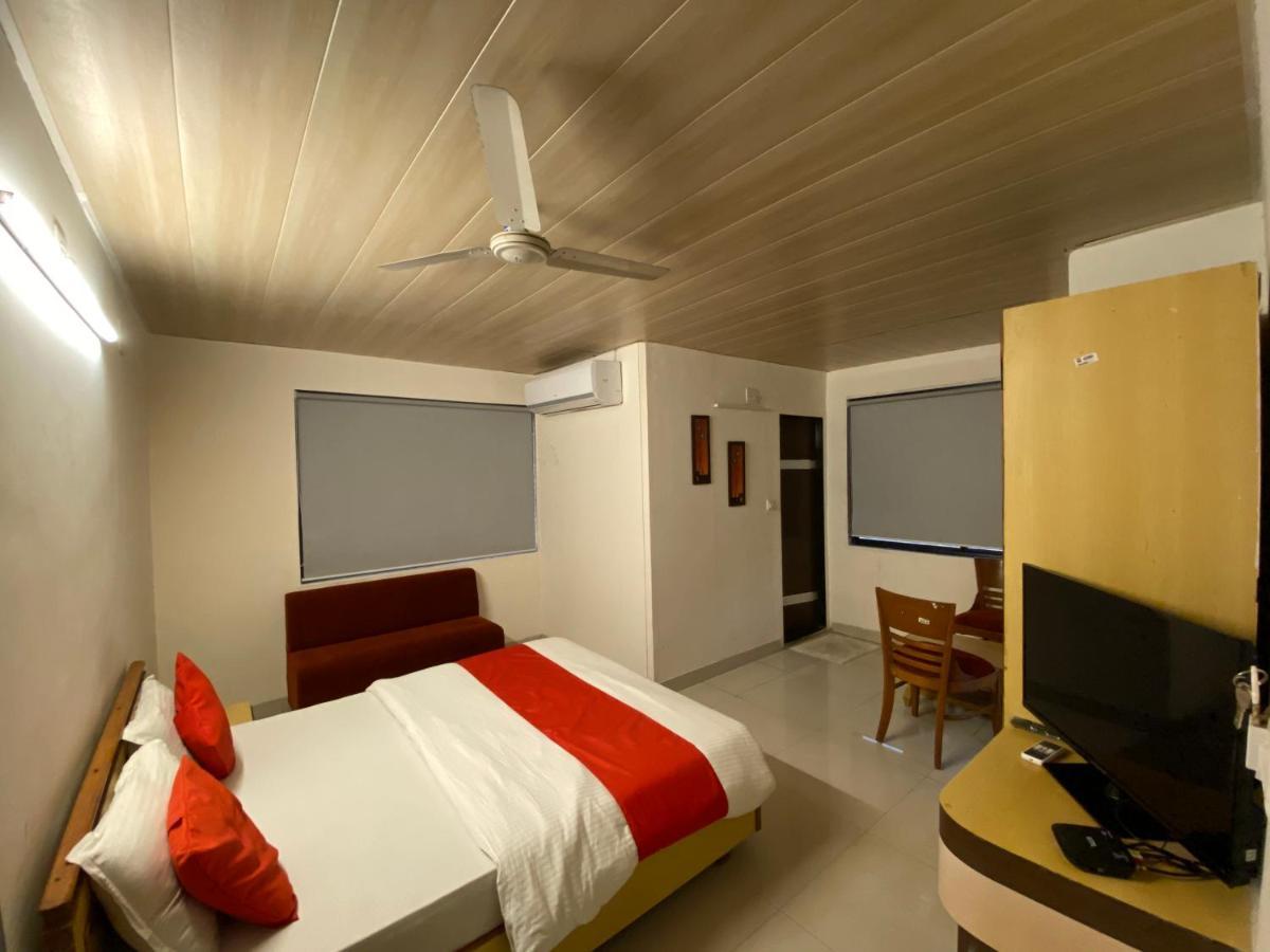 Hotel Riverfront أحمد أباد المظهر الخارجي الصورة