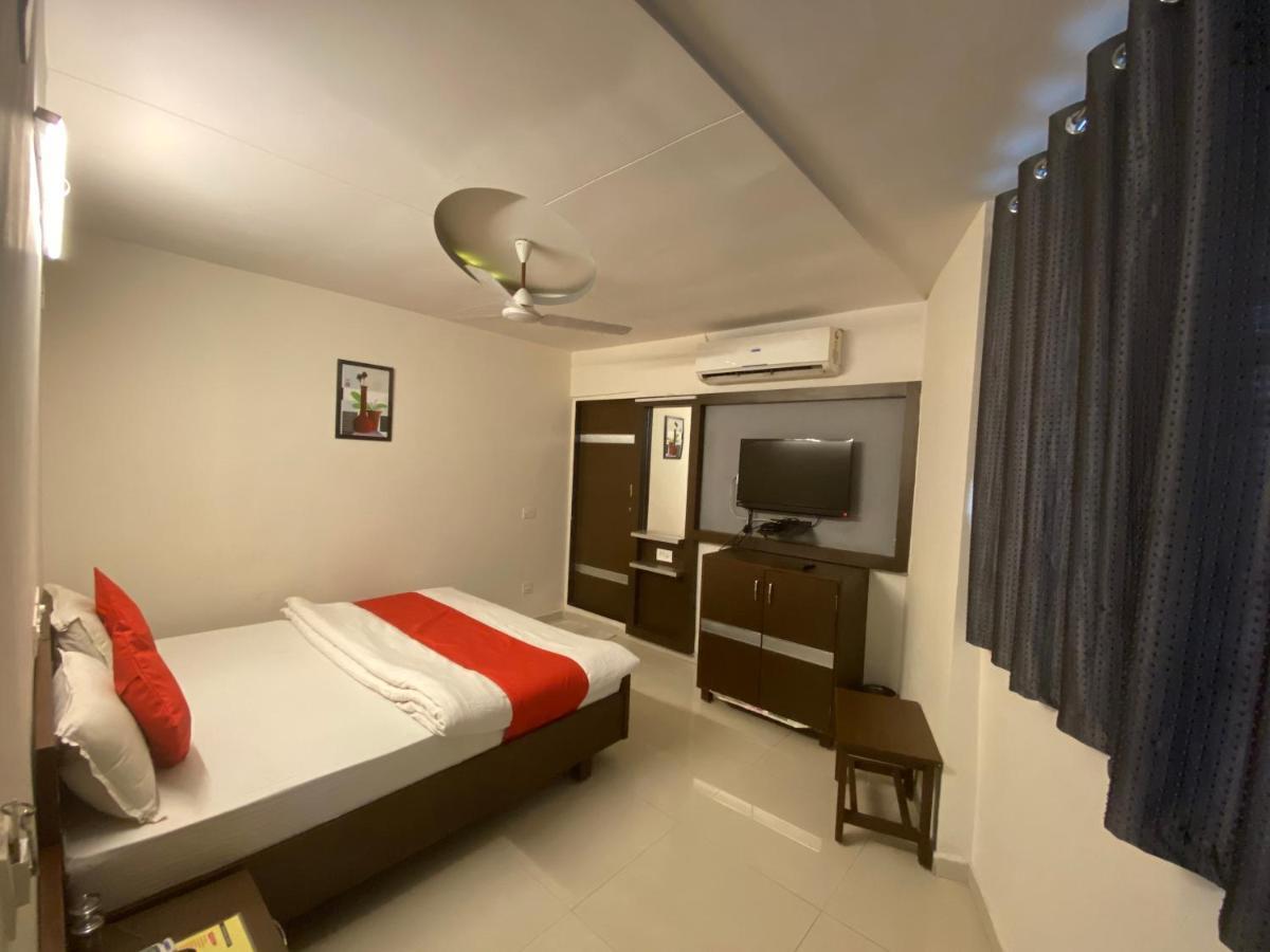 Hotel Riverfront أحمد أباد المظهر الخارجي الصورة