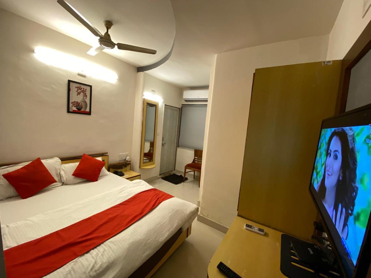 Hotel Riverfront أحمد أباد المظهر الخارجي الصورة