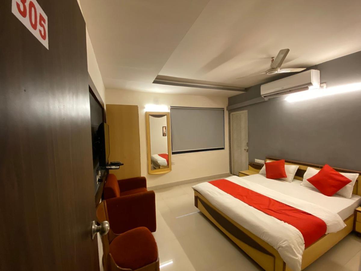 Hotel Riverfront أحمد أباد المظهر الخارجي الصورة