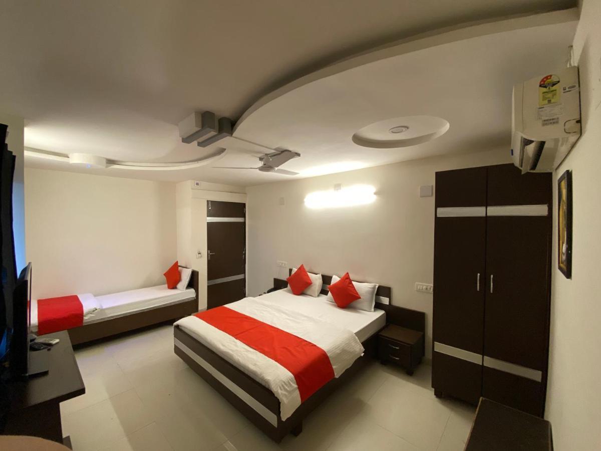 Hotel Riverfront أحمد أباد الغرفة الصورة