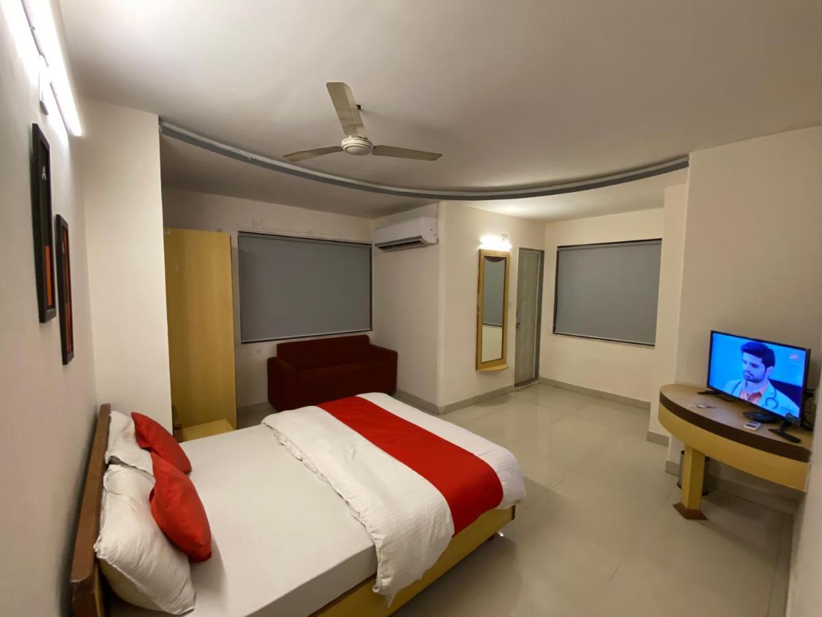 Hotel Riverfront أحمد أباد المظهر الخارجي الصورة