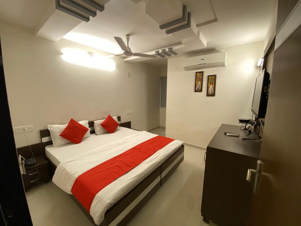 Hotel Riverfront أحمد أباد المظهر الخارجي الصورة