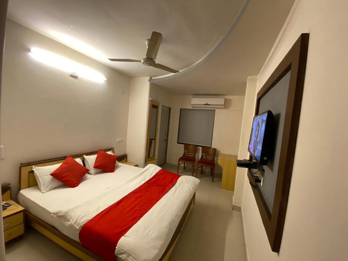 Hotel Riverfront أحمد أباد المظهر الخارجي الصورة