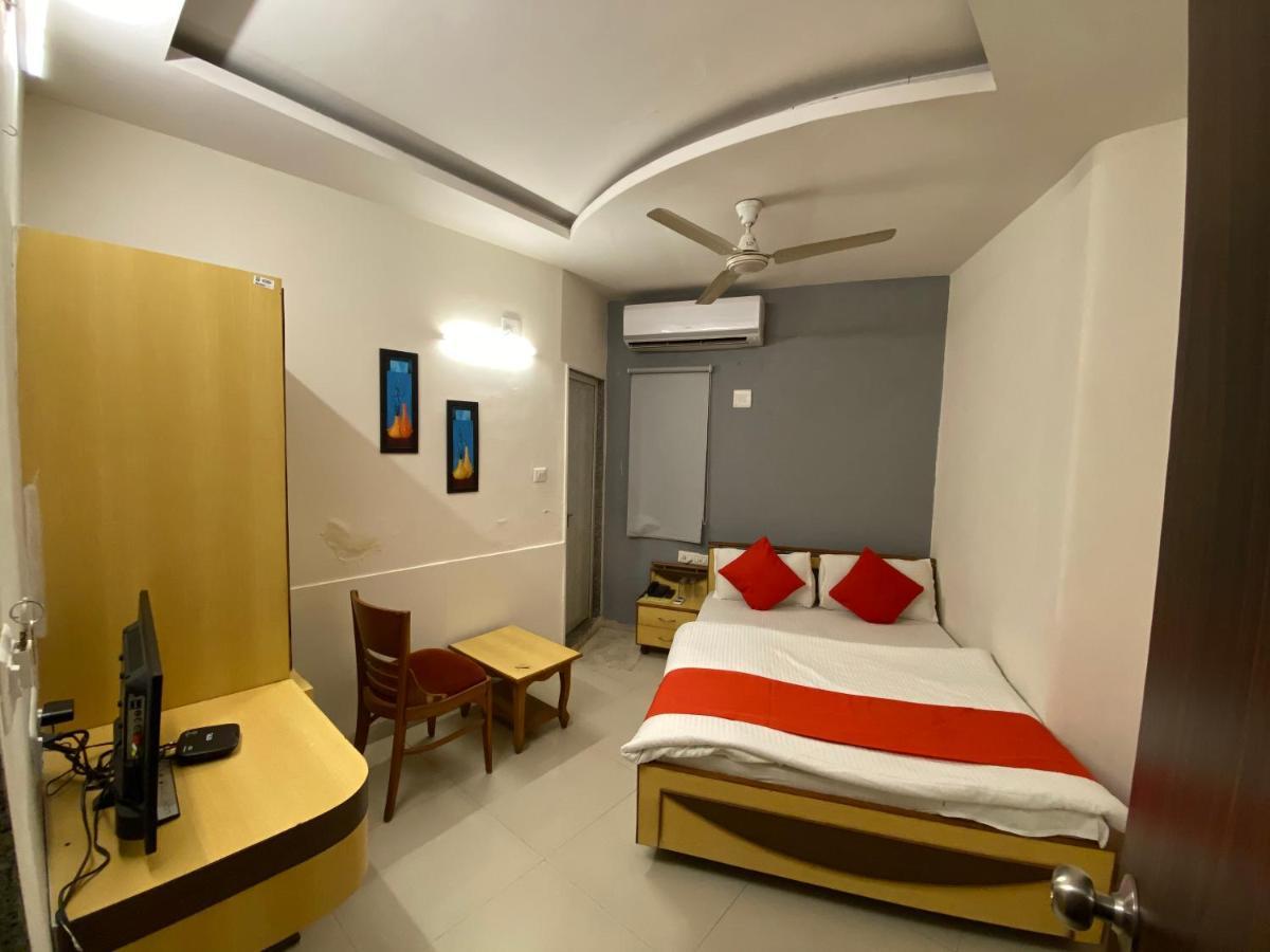 Hotel Riverfront أحمد أباد المظهر الخارجي الصورة