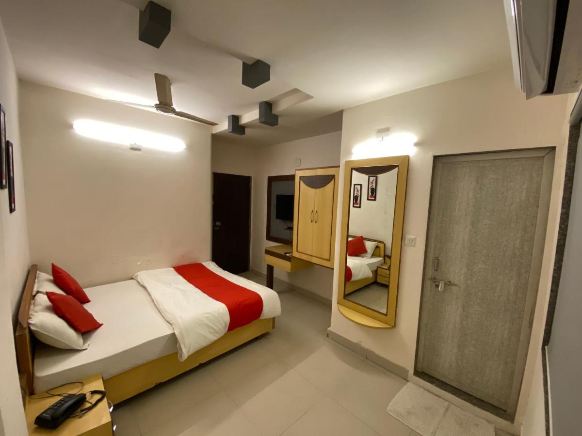 Hotel Riverfront أحمد أباد المظهر الخارجي الصورة
