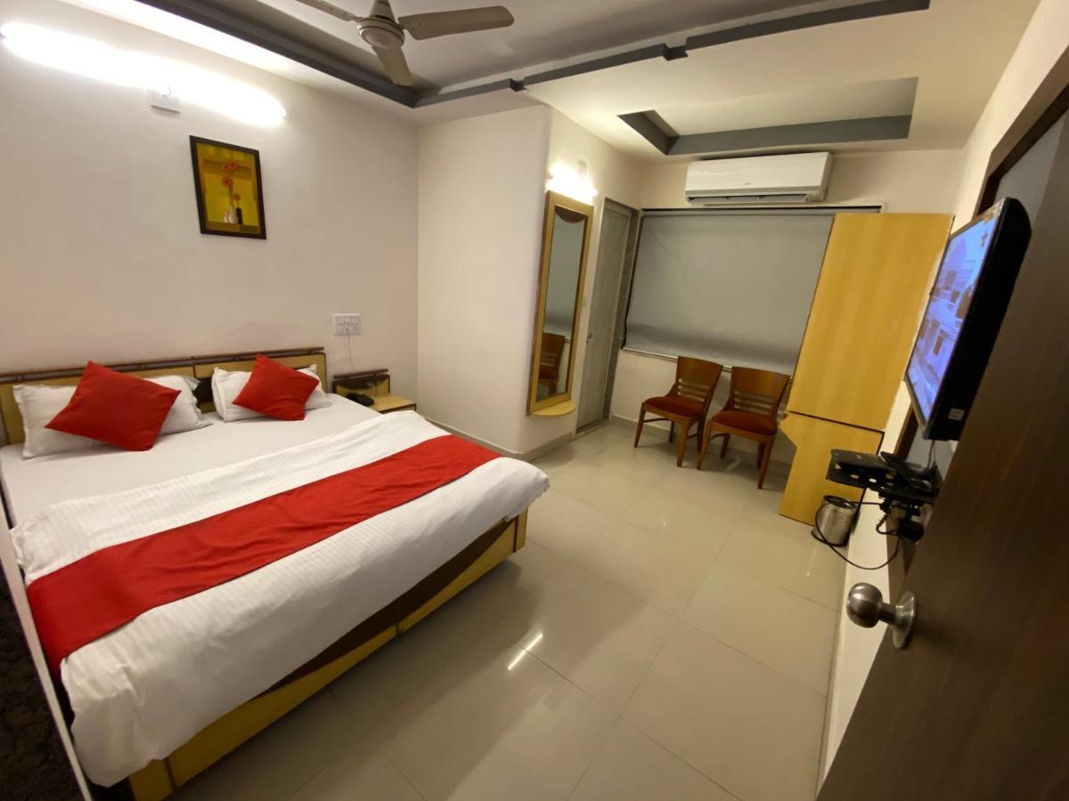 Hotel Riverfront أحمد أباد المظهر الخارجي الصورة