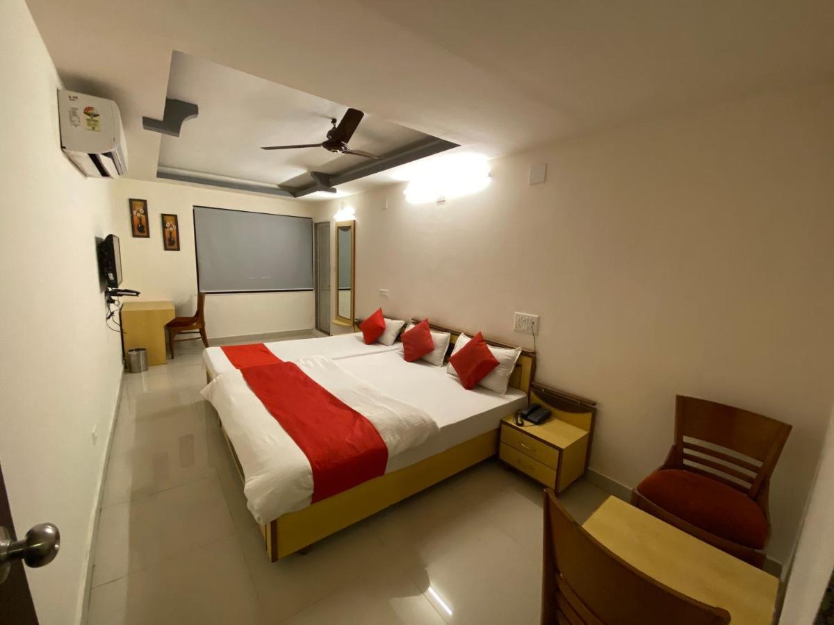 Hotel Riverfront أحمد أباد المظهر الخارجي الصورة